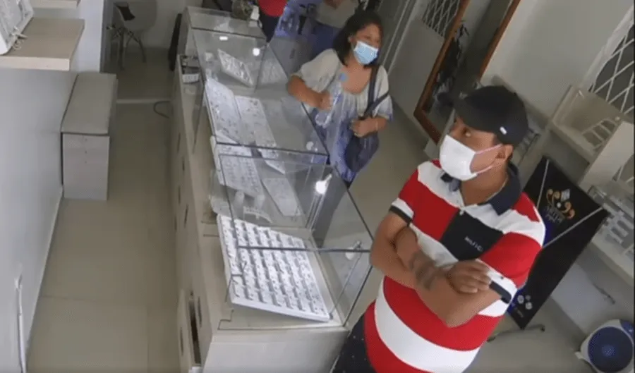 Delincuentes hurtan local comercial de joyas en Puyo