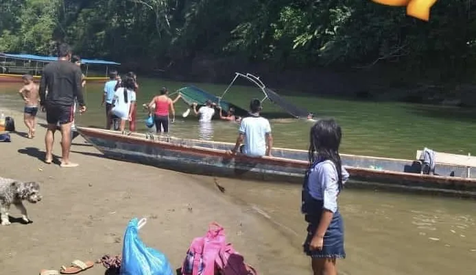 Canoa se hunde en la comunidad de Puni Bocana en Arajuno