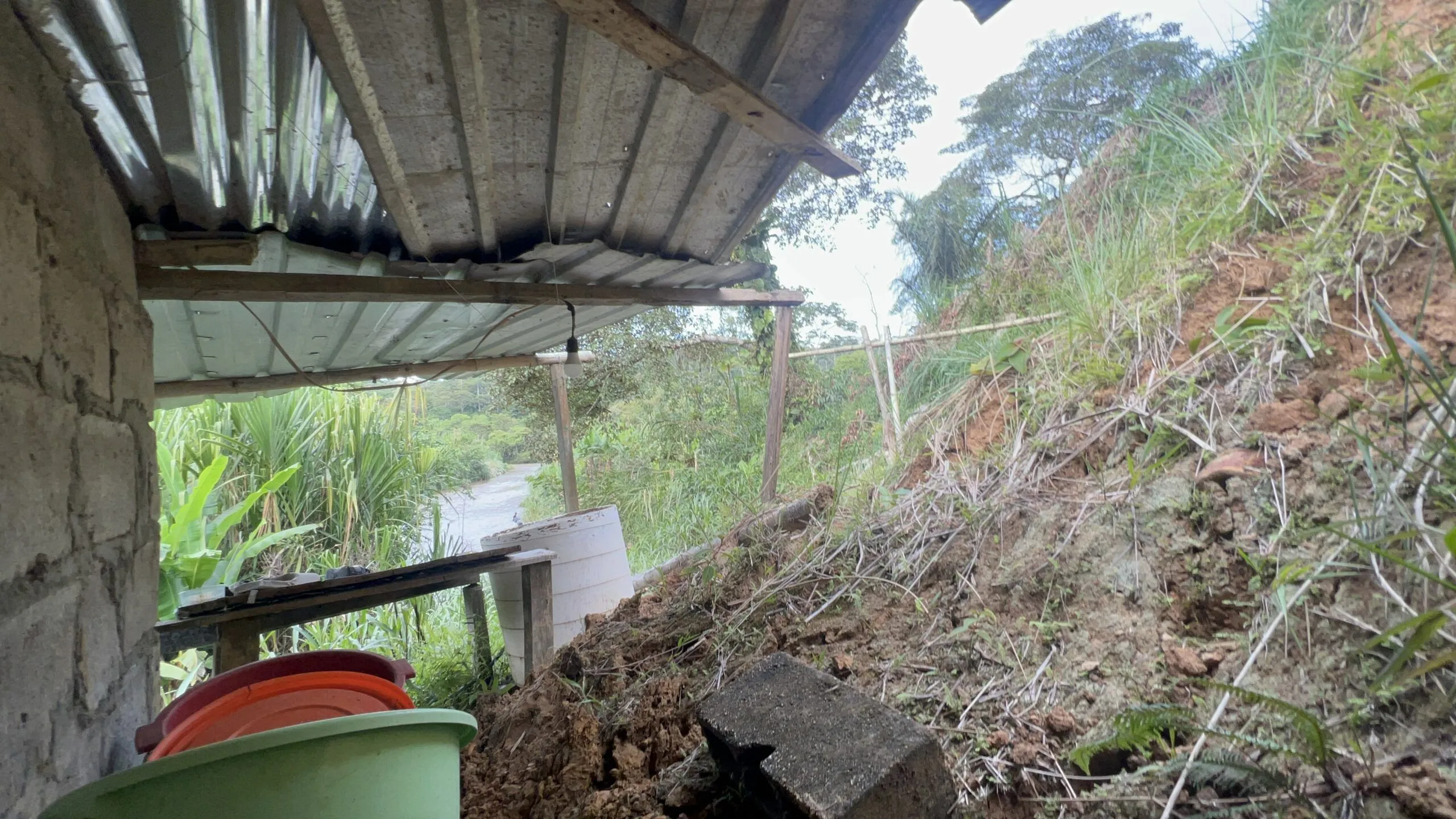 Dos viviendas afectadas por deslizamiento de tierras en el sector la Isla