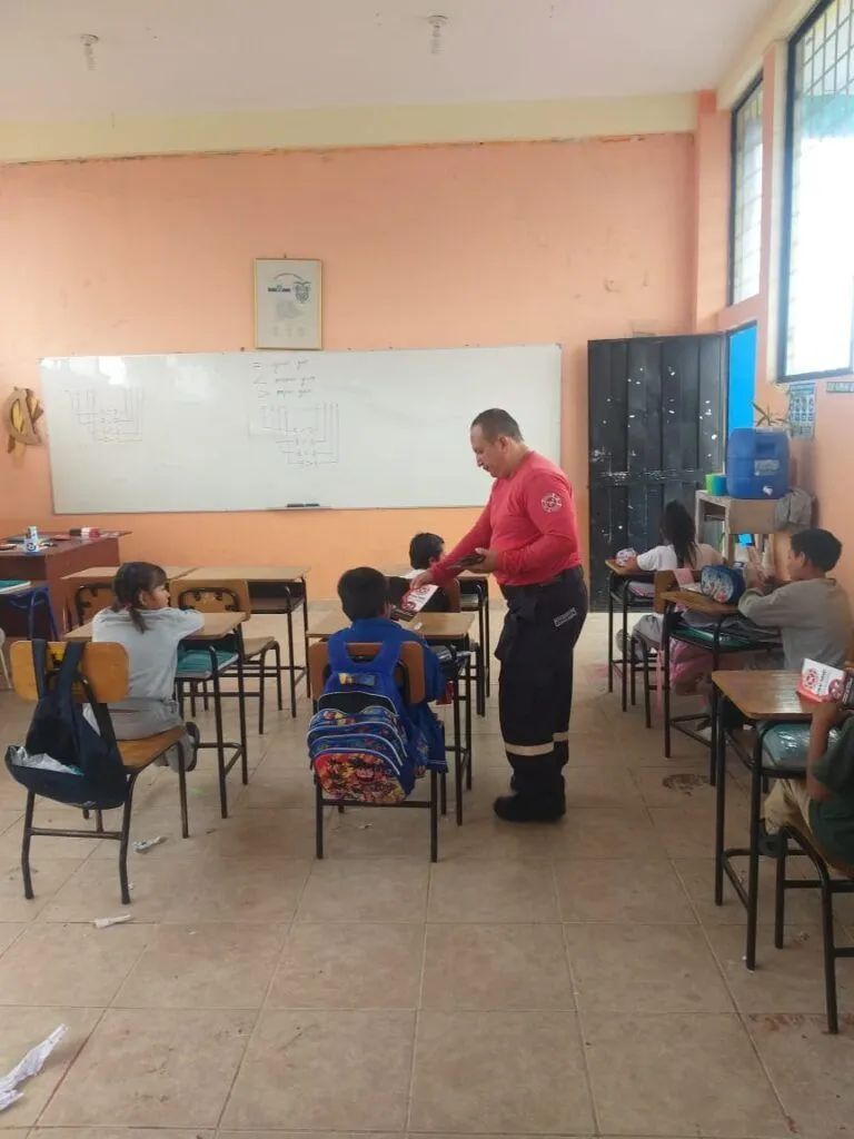 Bomberos realizan capacitaciones en escuelas