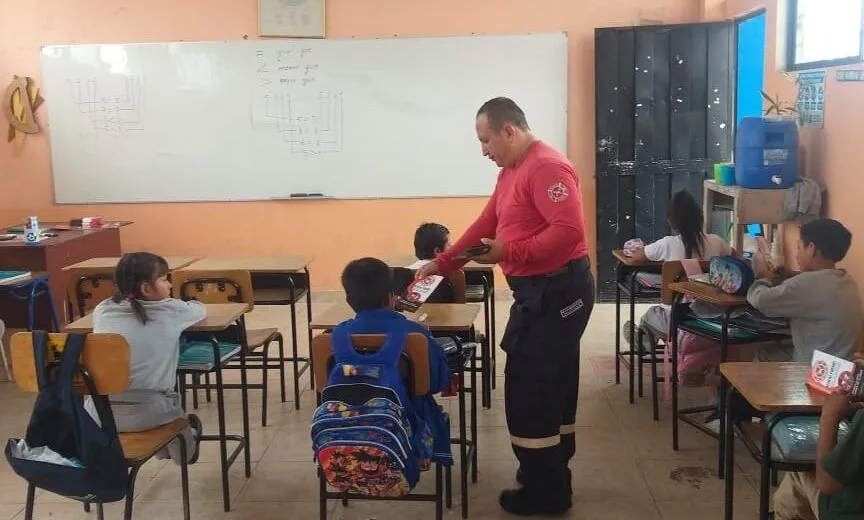 Bomberos realizan capacitaciones en escuelas