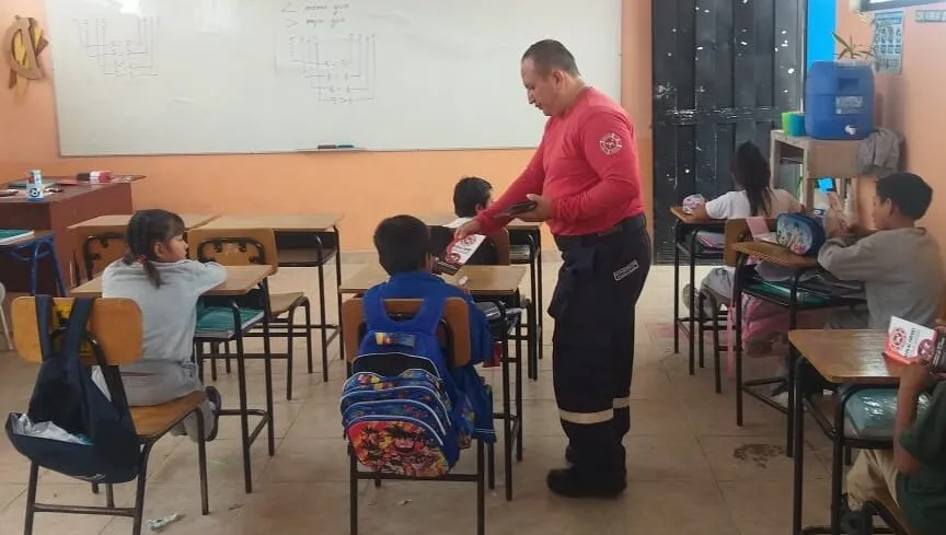 Bomberos realizan capacitaciones en escuelas