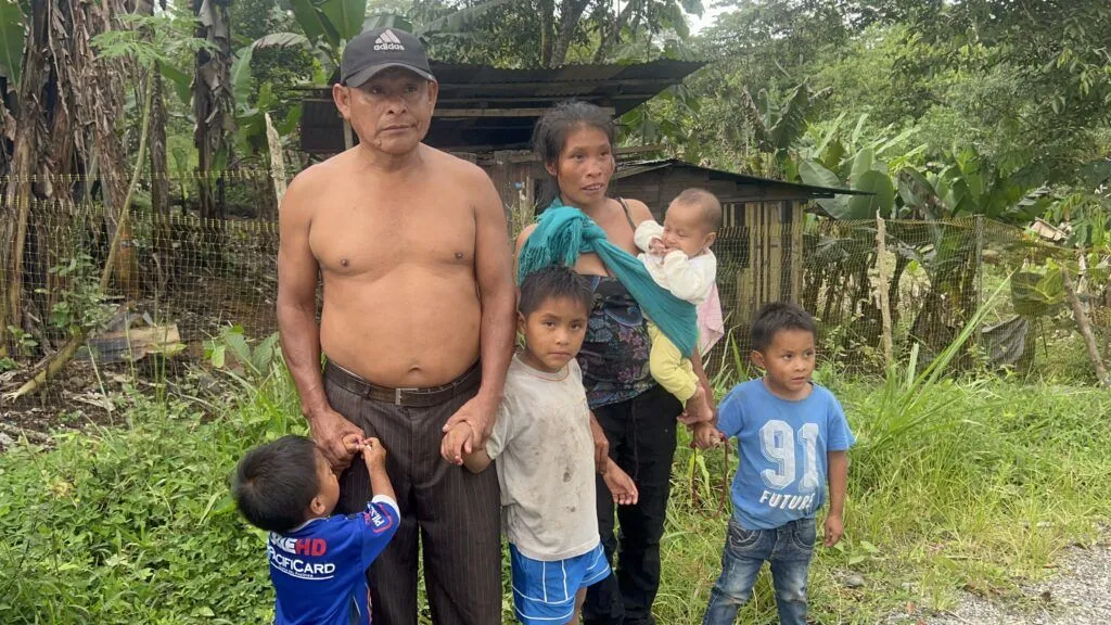 Familia indígena busca ayuda para sus hijos