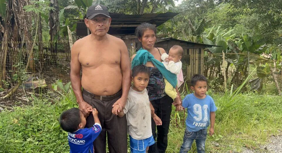 Familia indígena busca ayuda para sus hijos