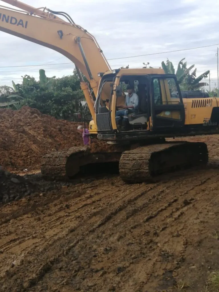 Piden al Municipio ayuda por vía afecactada en un relleno en Puyo