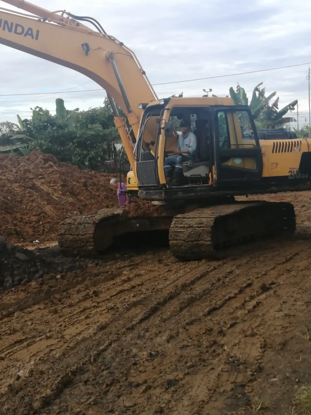 Piden al Municipio ayuda por vía afecactada en un relleno en Puyo
