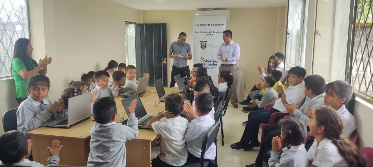 Estudiantes reciben computadoras de CNT