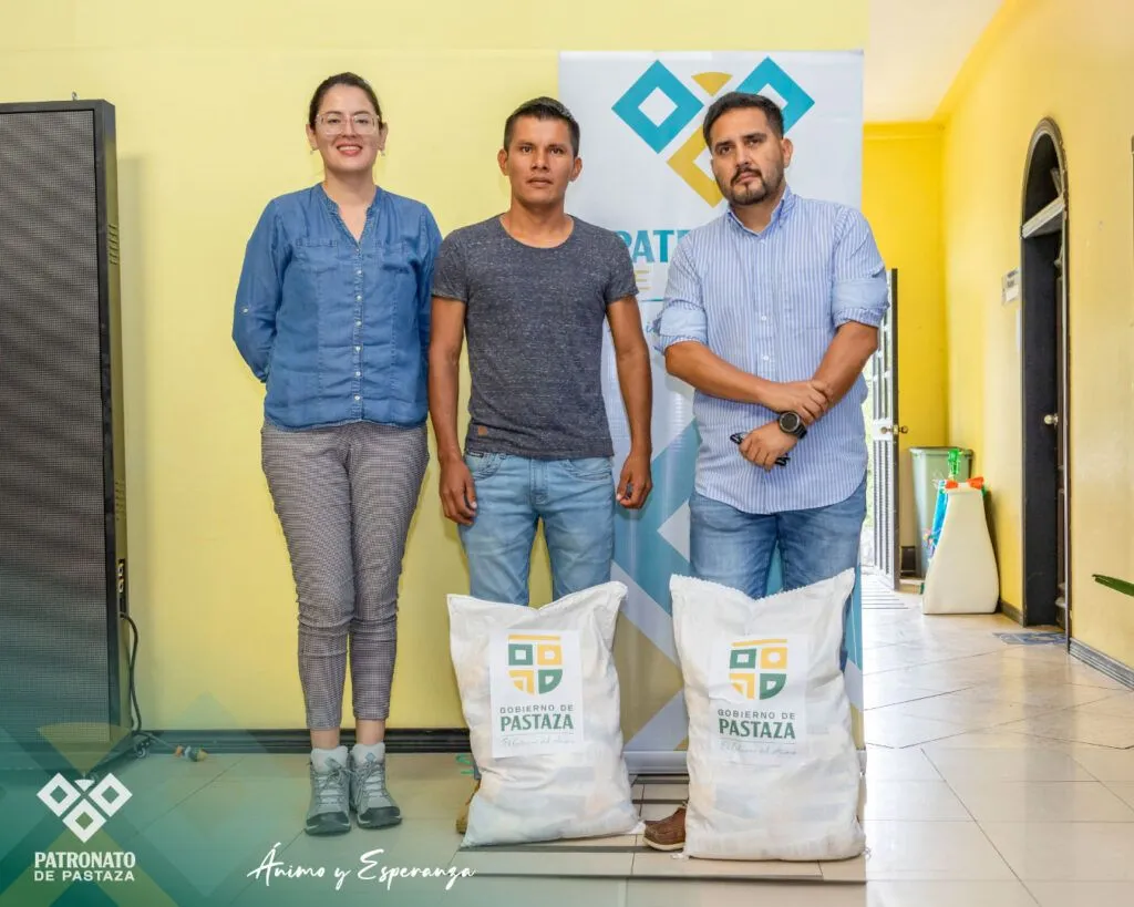 Entrega de quintales de sal a la comunidad Tekerika