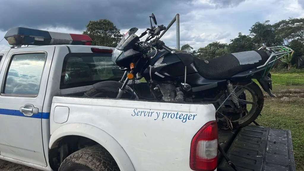 Motocicleta abandonada es llevada a los patios de la policía en Puyo