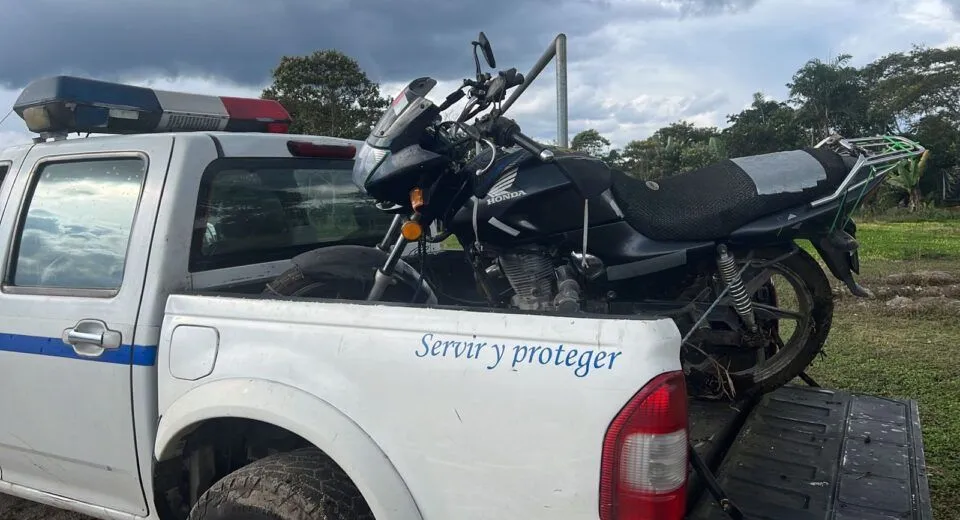 Motocicleta abandonada es llevada a los patios de la policía en Puyo