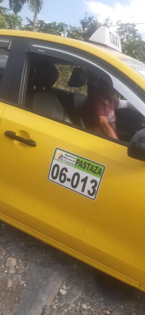 Taxista de Puyo devolvió compras olvidadas en su unidad