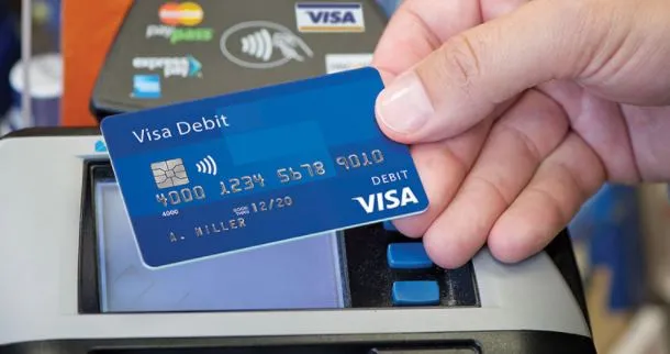 Tenga cuidado cuando da su tarjeta en gasolineras y tiendas, le podrían robar su datos