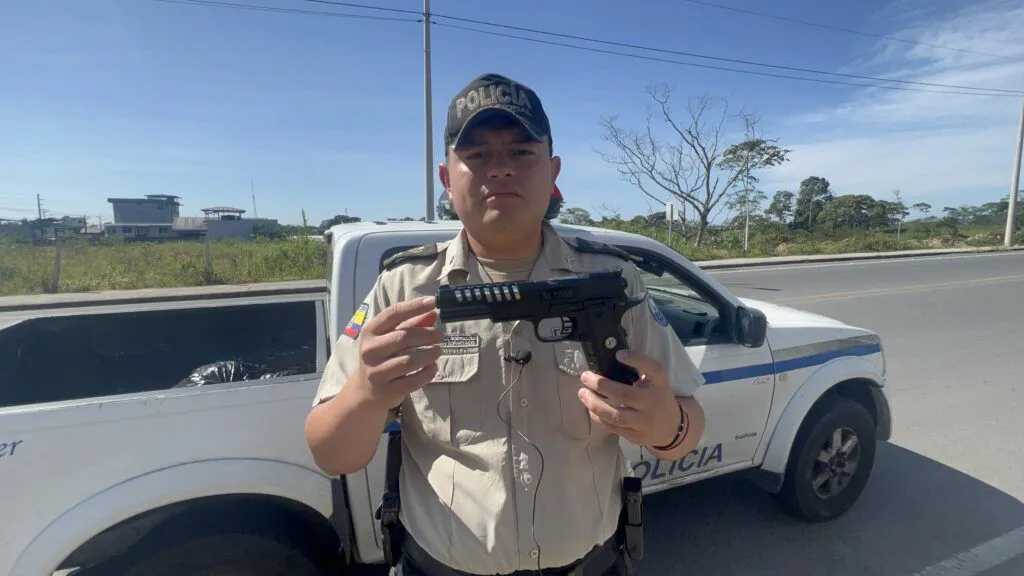 Policía interviene ante alarma de arma en un bus, resulta ser un arma de juguete