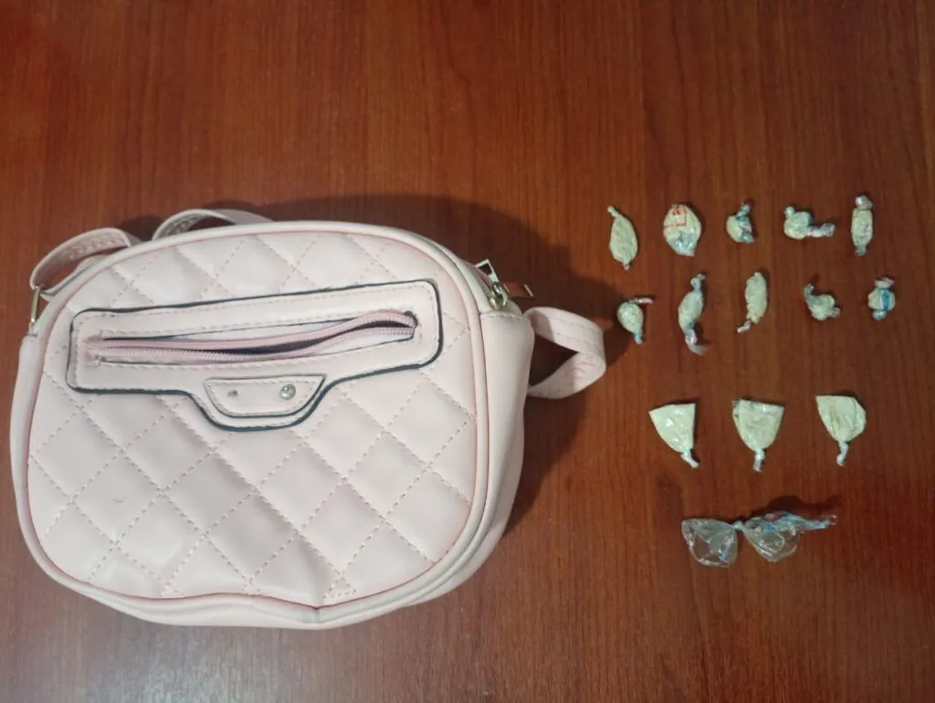Policía detiene a mujer por venta de drogas en Puyo