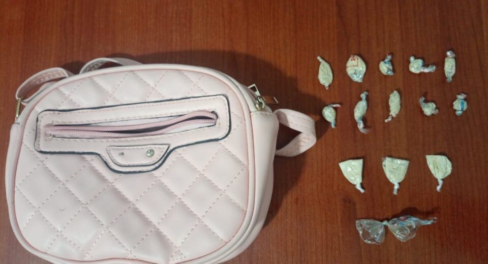 Policía detiene a mujer por venta de drogas en Puyo