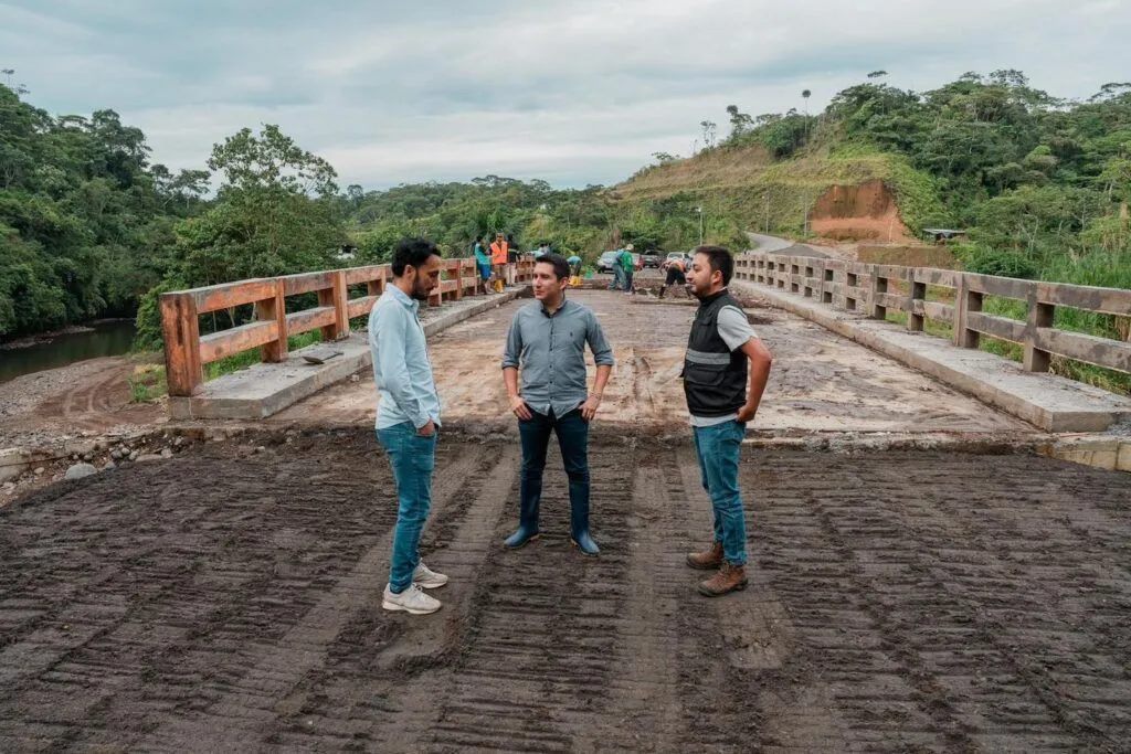 ¡Trabajamos con ánimo en varios frentes viales en Pastaza!