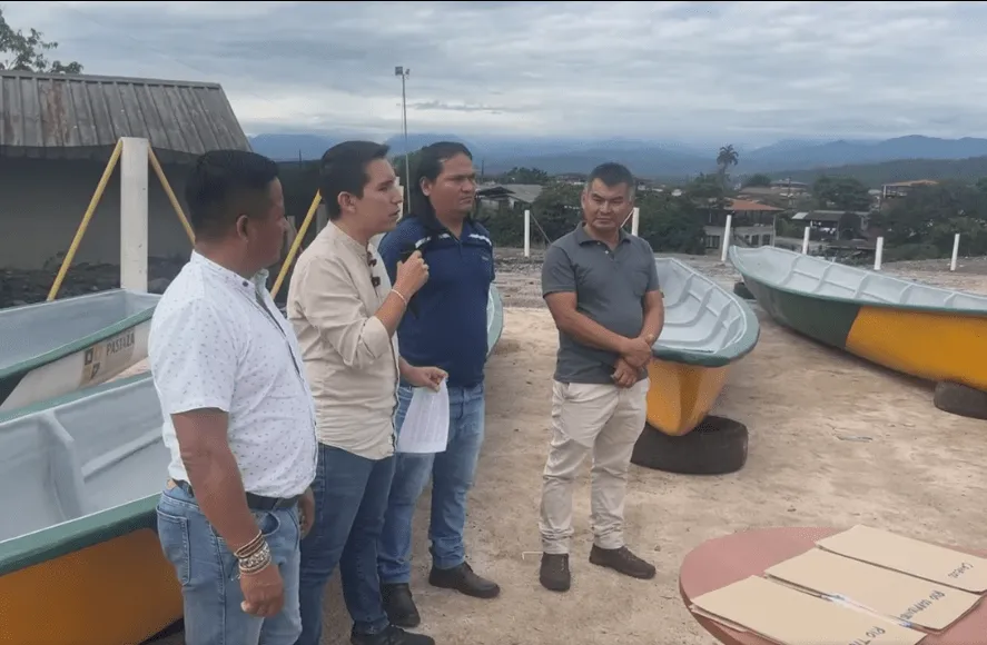 Prefectura de Pastaza entrega de 43 canoas