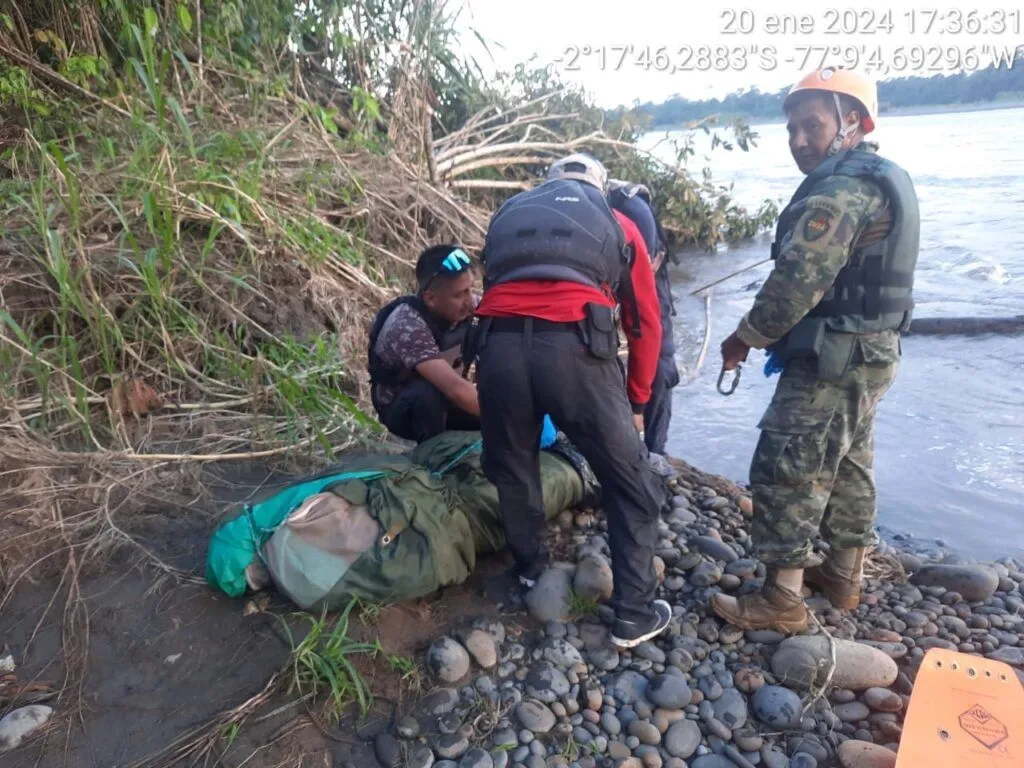 Bomberos rescatan cadáver en río Pastaza tras aviso de un canoero de la zona