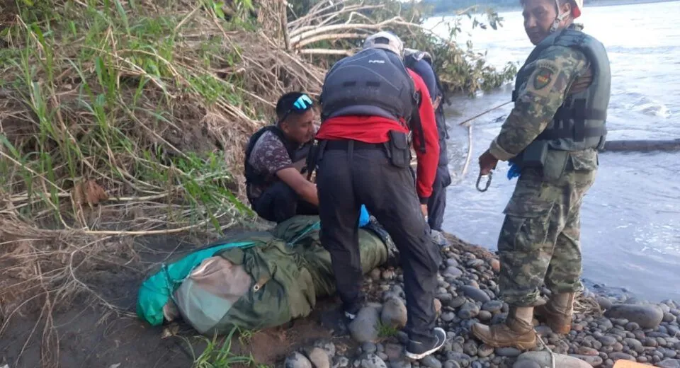 Bomberos rescatan cadáver en río Pastaza tras aviso de un canoero de la zona