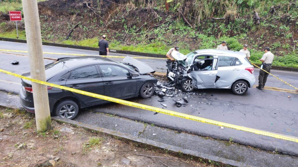 Accidente de tránsito en la vía Macas deja una mujer fallecida y un herido