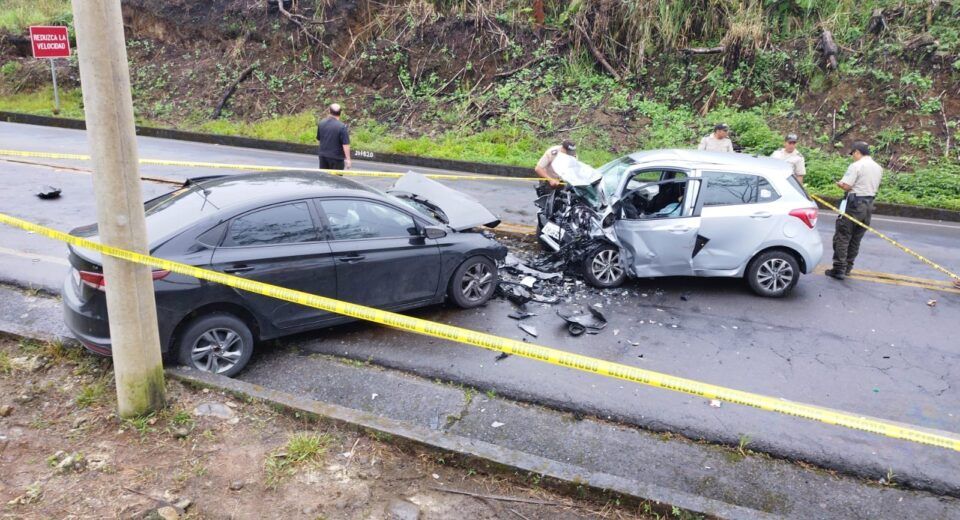 Accidente de tránsito en la vía Macas deja una mujer fallecida y un herido