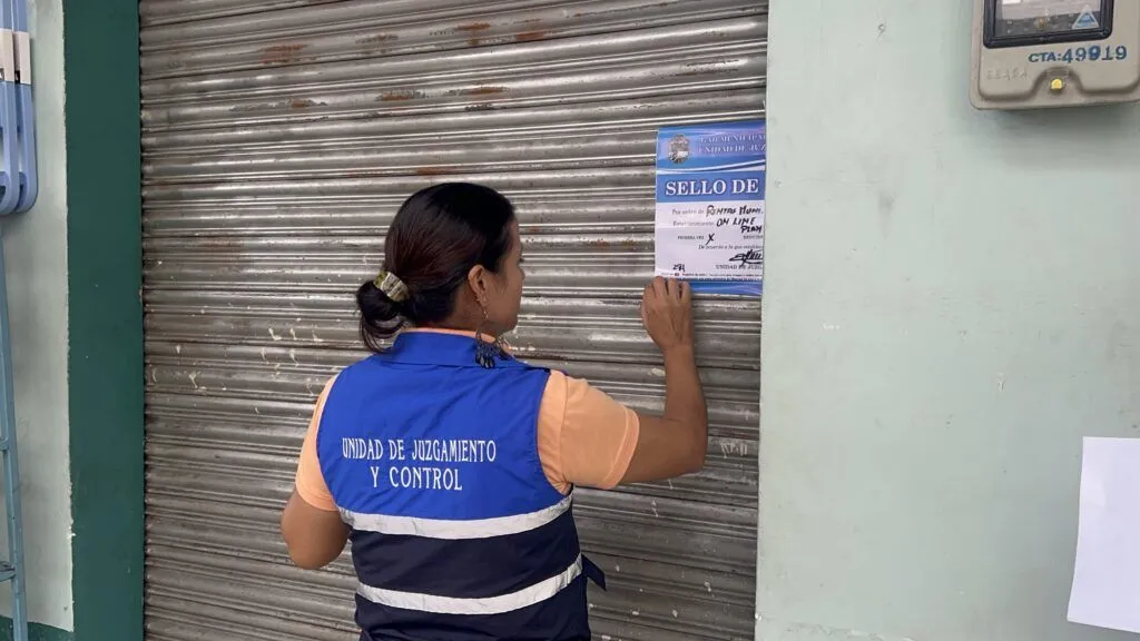 Clausuran locales por falta de pago de la patente municipal en Puyo