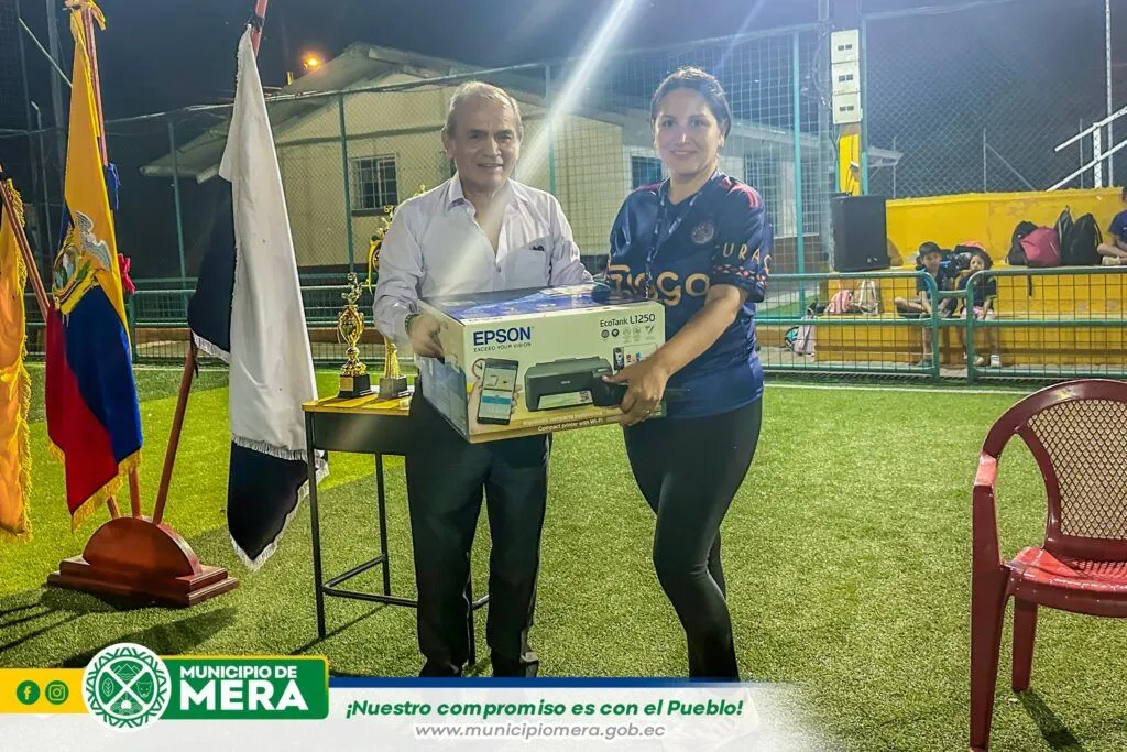 Entrega de equipo tecnológico por parte del Alcalde de Mera