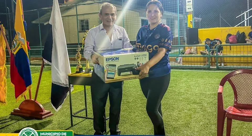 Entrega de equipo tecnológico por parte del Alcalde de Mera
