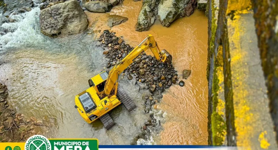 Municipio de Mera brinda apoyo en trabajos sobre el puente del río Pindo