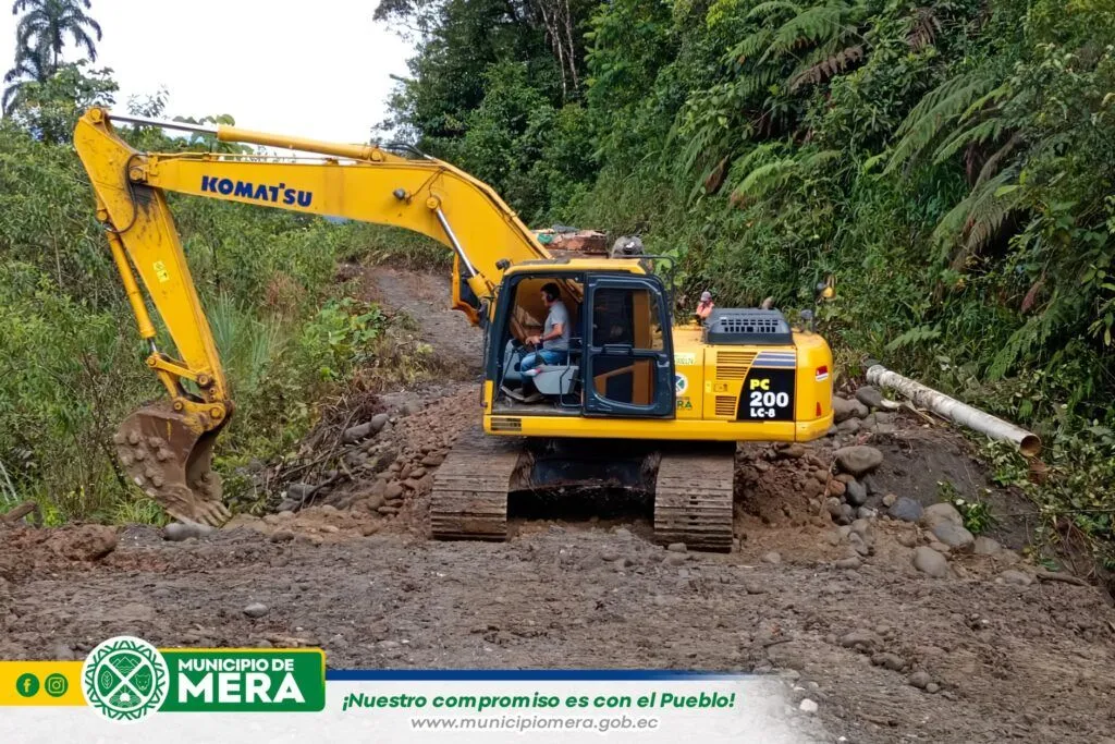 Reparación de tubería en el sector Pindo Mirador-Mera