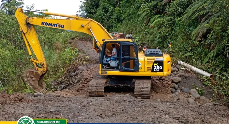 Reparación de tubería en el sector Pindo Mirador-Mera