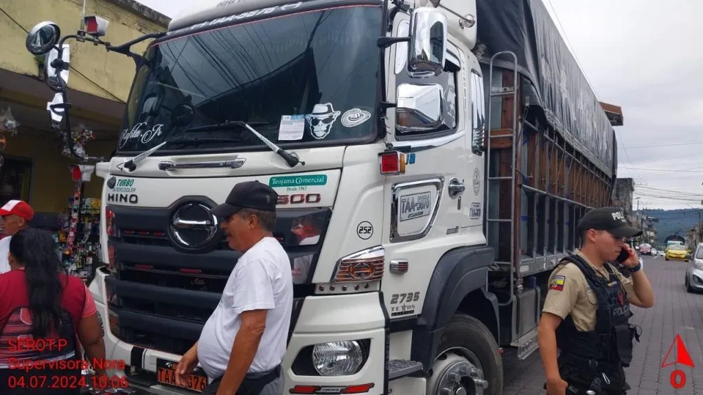 Sansión para camión mal estacionado en zona tarifada del centro de Puyo
